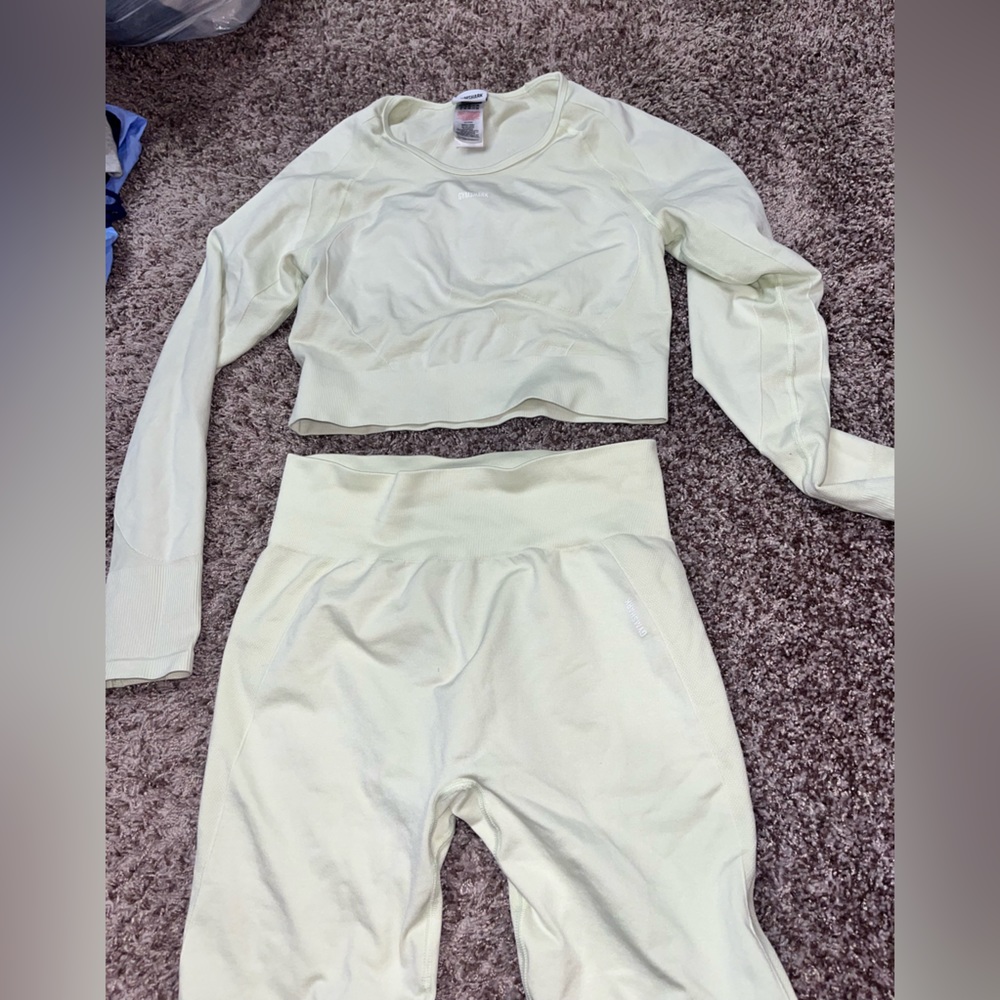 Light yellow gym shark set